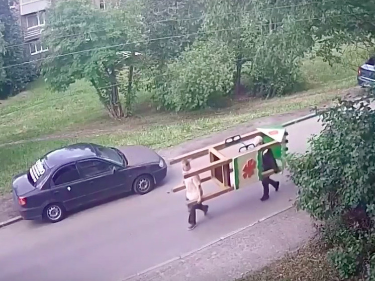 Похитители детского городка попали в объектив камеры в Петрозаводске