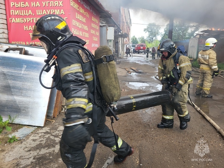 Костромской героизм: пожарные предотвратили возможный взрыв в горящем гараже