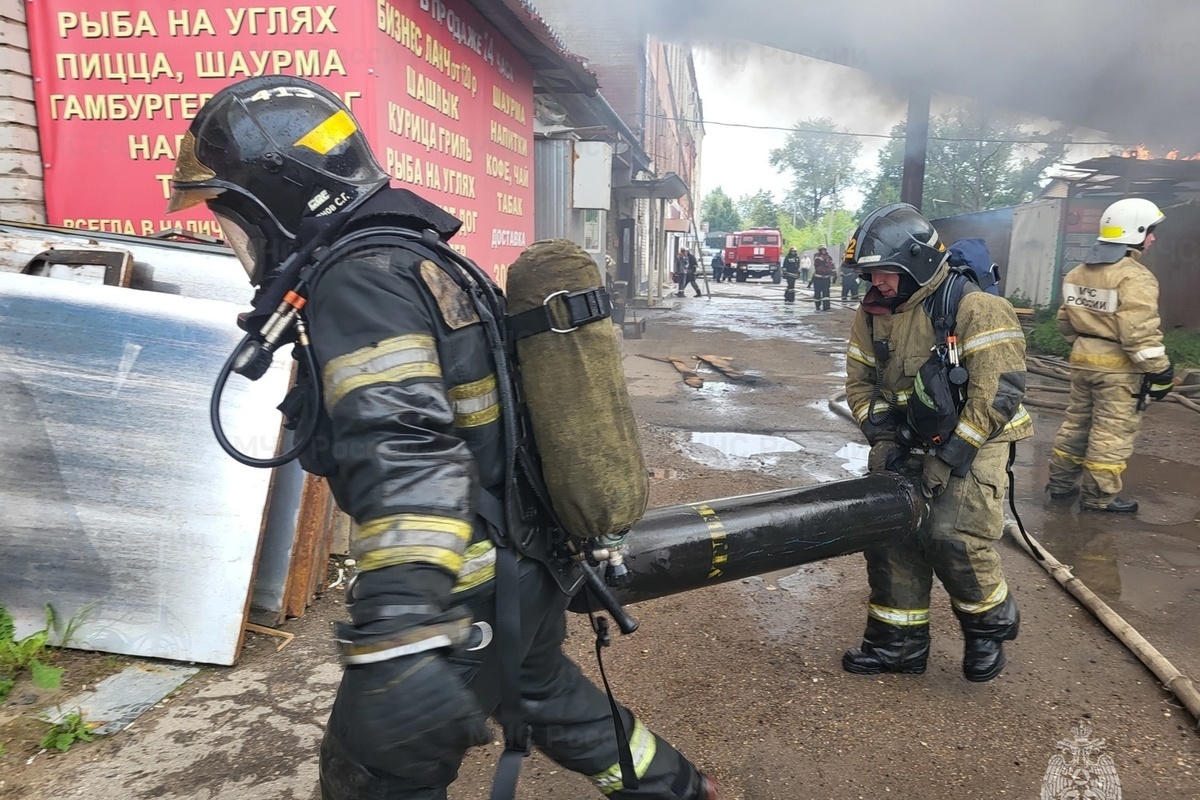 Костромской героизм: пожарные предотвратили возможный взрыв в горящем гараже