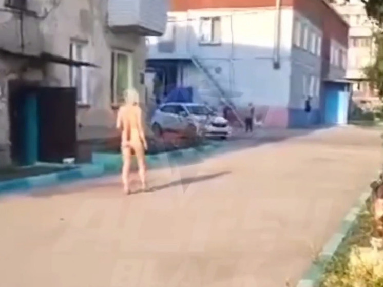 В Новосибирске на улице заметили полностью обнаженную девушку