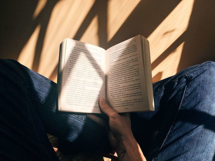 Эксперт рассказала любителям книг из Красноярска, что читать перед сном