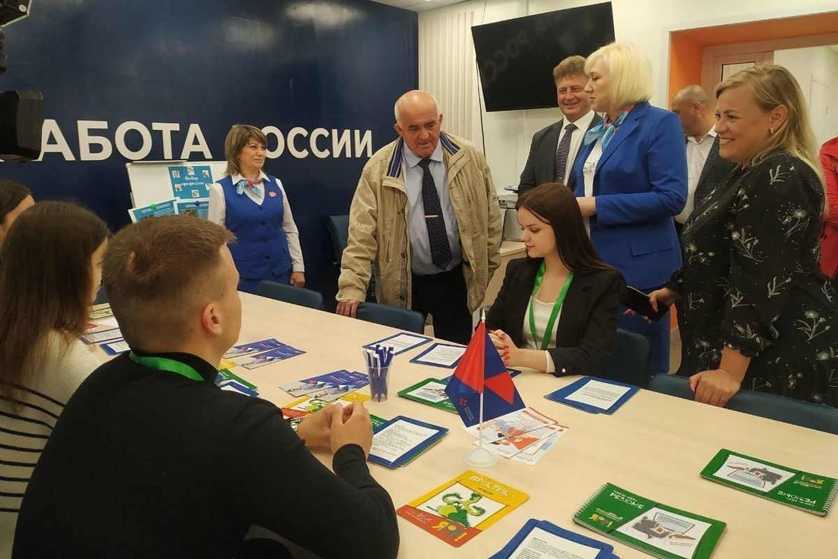 Костромской губернатор Сергей Ситников посетил кадровый центр «Работа России»