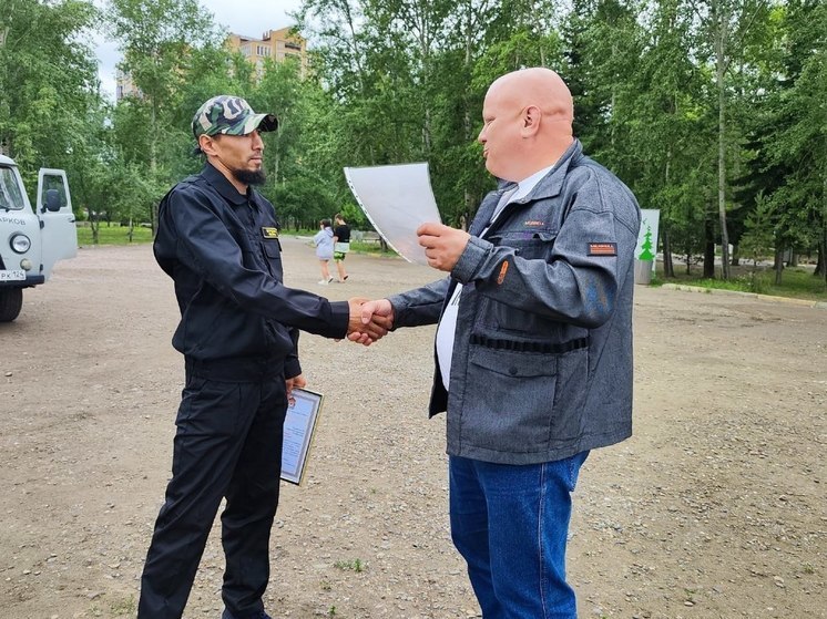 В Красноярске охранник озеро-парка «Октябрьский» спас тонущего мужчину