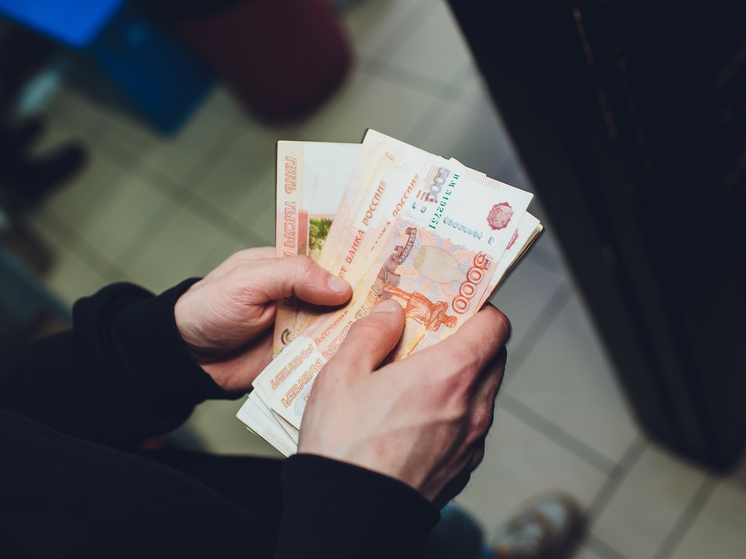 Управляющего магазином на Сахалине будут судить за присвоение почти 2 млн рублей
