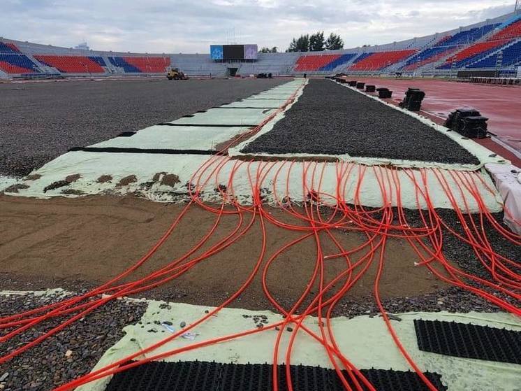 В Красноярске на центральном стадионе уложили систему подогрева