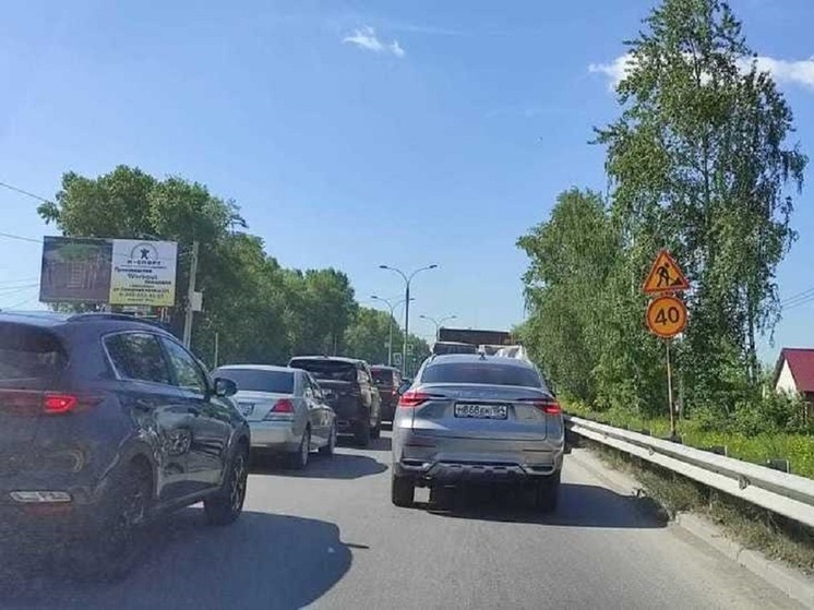 В Новосибирске пробка сковала Октябрьский мост 13 июля