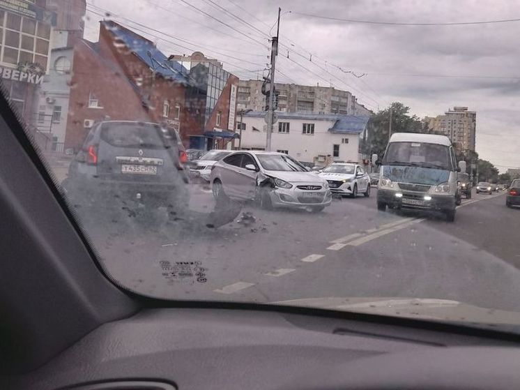Утром 13 июля на улице Вокзальной в Рязани столкнулись Renault и Hyundai