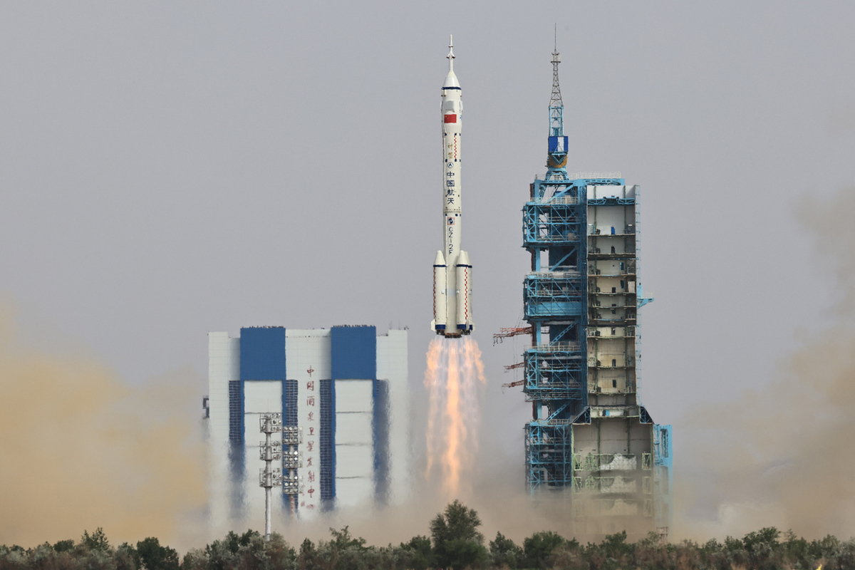 China reveals plans to send humans to the moon