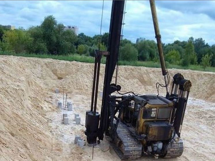 В Орле на месте строительства станции умягчения воды подготовили котлован и монтируют сваи