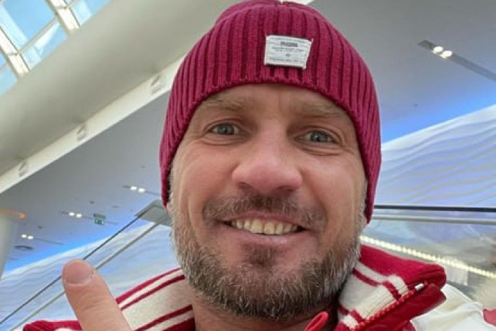 В первой публикации фигурист обратился к подписчикам