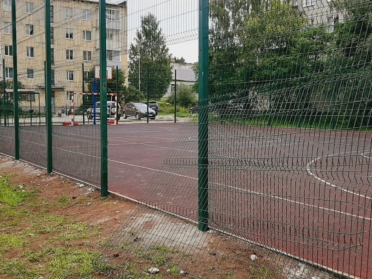 Вандалы сломали ограждение спортивной площадки в райцентре Карелии