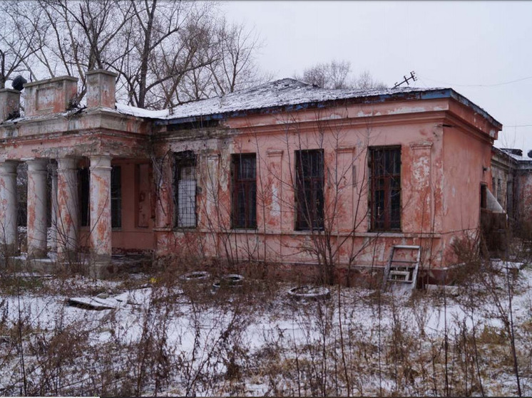 В Барнауле снова не удалось продать ветхое здание больницы на проспекте Калинина