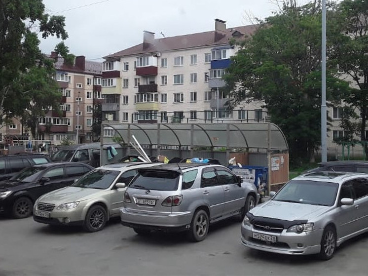 Жители Южно-Сахалинска сорвали сроки вывоза мусора неправильной парковкой