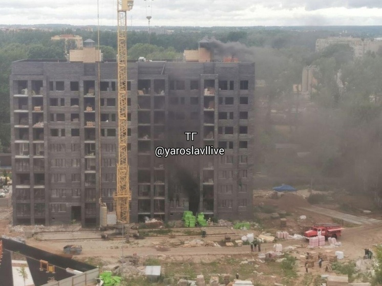 В строящемся ярославском доме загорелся утеплитель