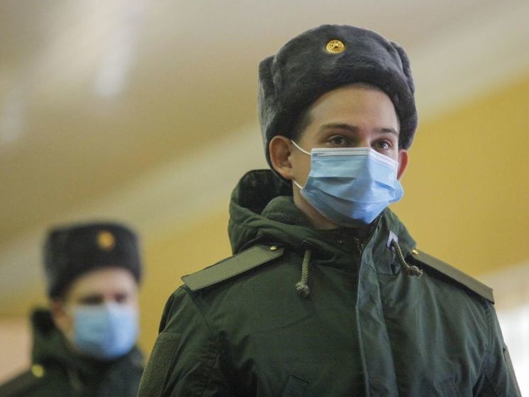 В Саратове пьяный парень ударил охранника военкомата, требуя отправить его на спецоперацию