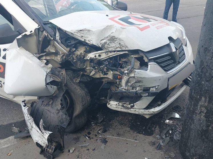 В Мурманске автомобилист врезался в столб