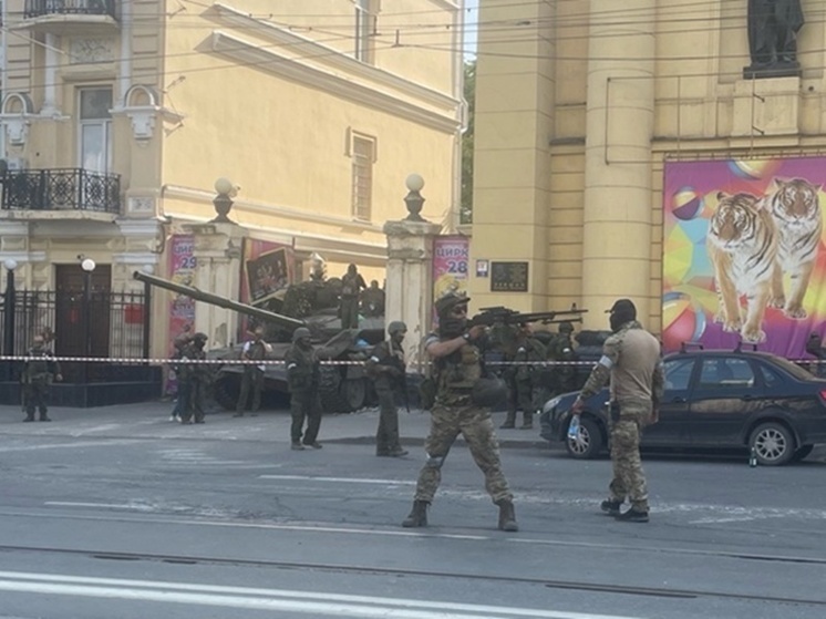 Танк Т-72Б3 бойцов ЧВК, поставленный в ворота Ростовского цирка, передали Минобороны