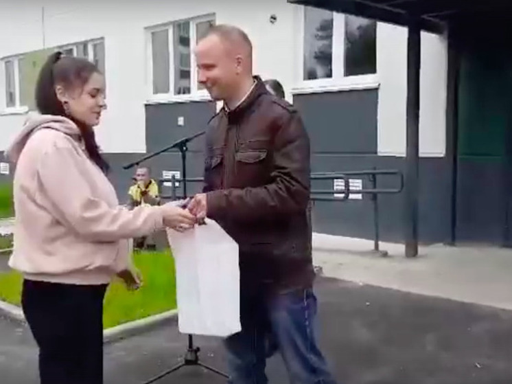 Переселенцы из аварийного жилья в райцентре Карелии получили ключи от новых квартир