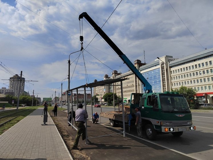 В Омске завершили оборудование остановок на улицах Жукова, Булатова и Фрунзе