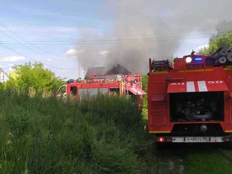 Тушили 12 человек: в Пензе загорелся дом и баня