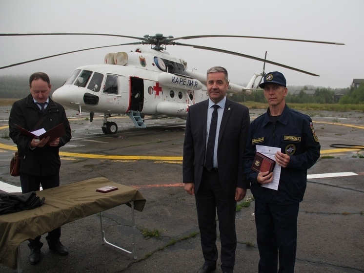 Спасатели Карелии получили медали за помощь ребенку, потерявшему сознание в походе