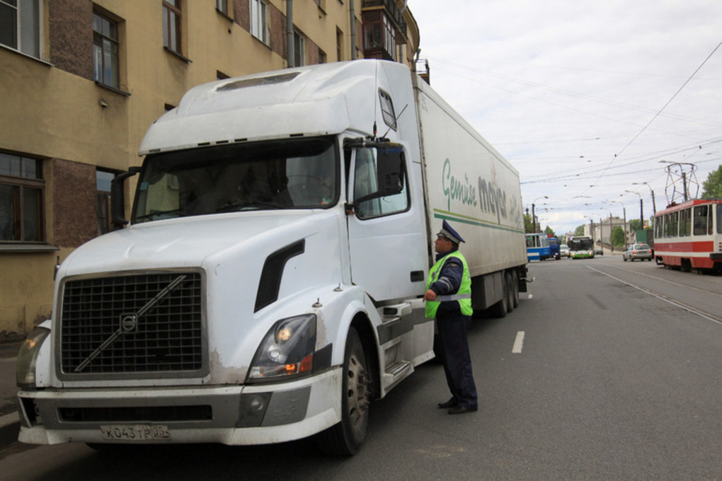 Очередь из грузовиков на границе Калининградской области увеличилась до 330 машин