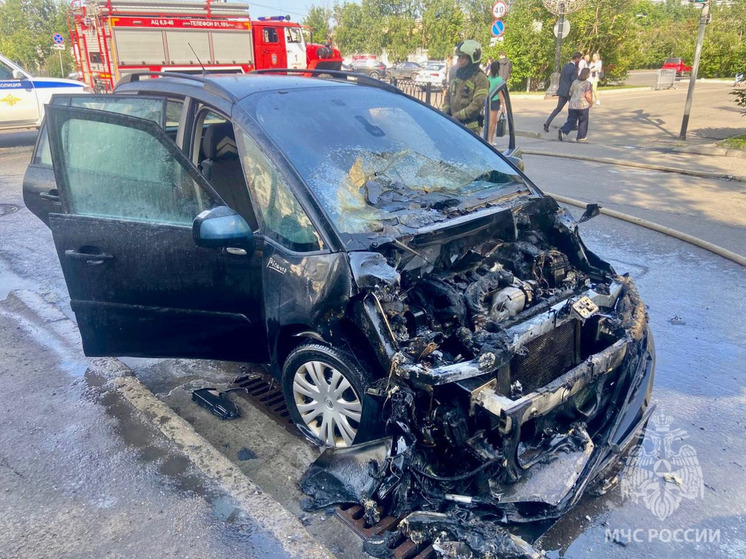 В Мурманске потушили автомобиль
