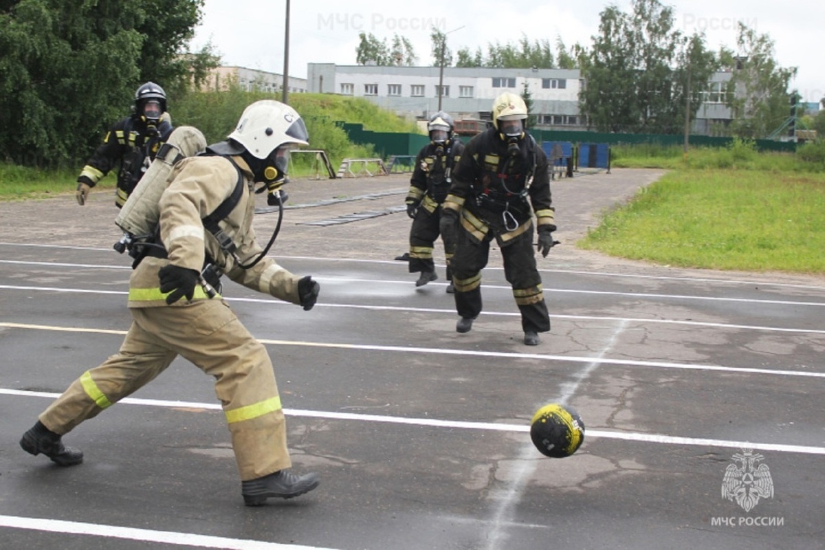 Костромские спасатели сыграли в противопожарный футбол