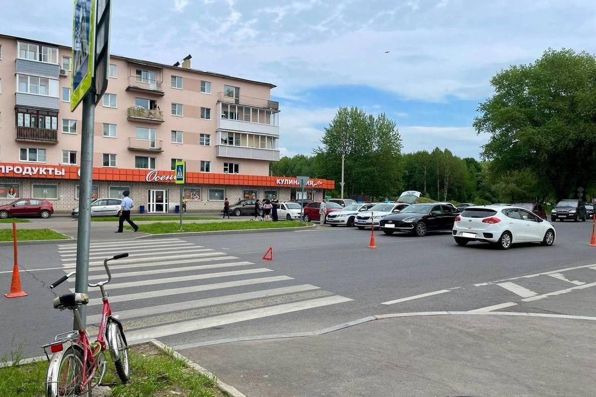 В Новгороде на пешеходном переходе автомобиль сбил ребенка - МК Великий  Новгород