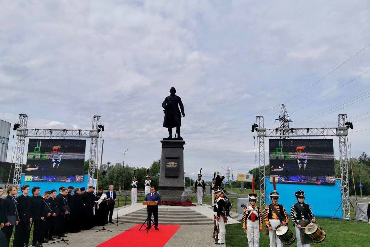 Памятник Гавриилу Державину открыли в Великом Новгороде. - МК Великий  Новгород