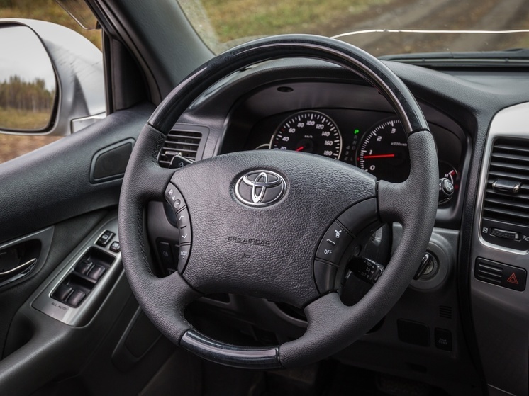 Водитель Toyota Chaser серьезно пострадал при столкновении с гаражом на Сахалине