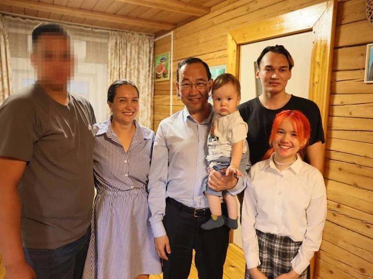 Глава Якутии посетил семью мобилизованных отца и сына