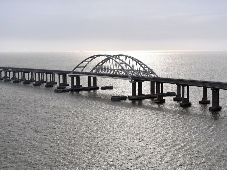 У Крымского моста образовалась пробка из более чем 300 машин