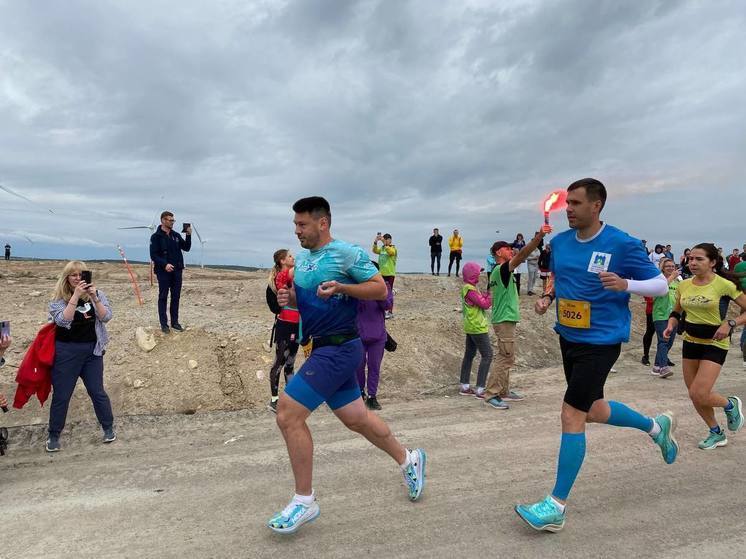 Более 400 спортсменов участвуют в забеге на территории Кольского ветропарка