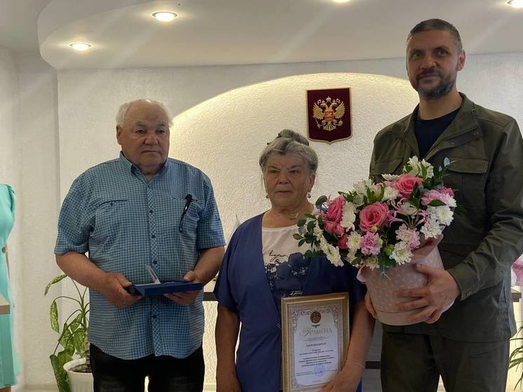 Глава Забайкалья вручил медали «За любовь и верность» двум парам