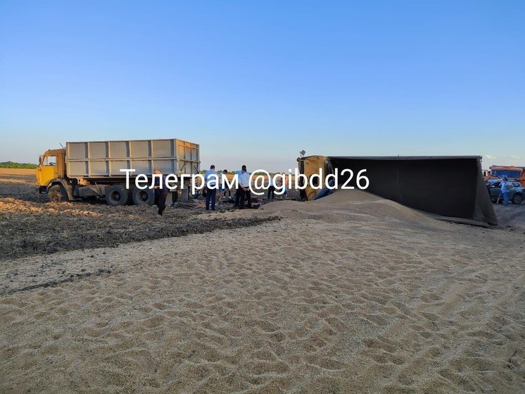 На Ставрополье лихач на КАМАЗе погиб в ДТП со стоящим грузовиком