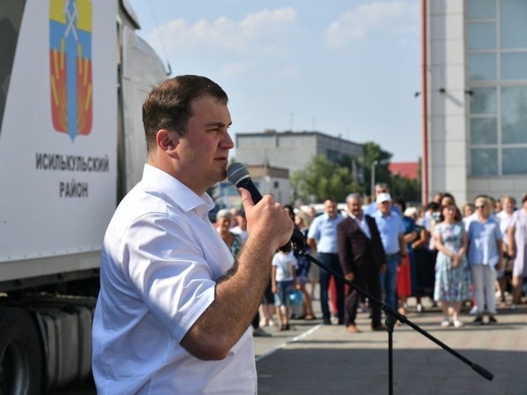 Глава региона Хоценко поучаствовал в отправке гуманитарного груза бойцам СВО в Исилькульском районе Омской области