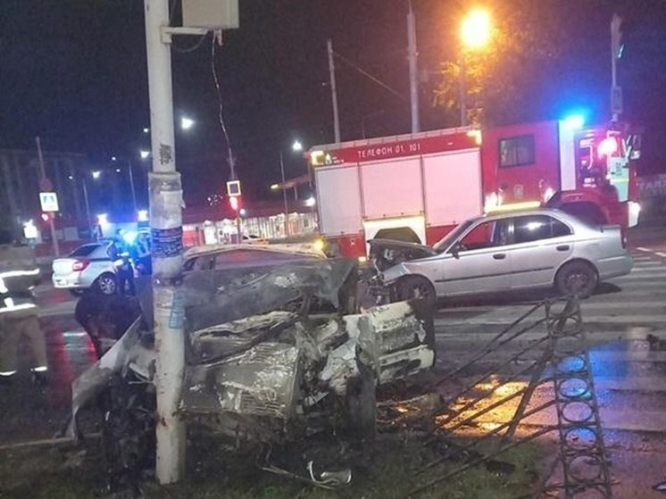 На Дону после аварии загорелся автомобиль
