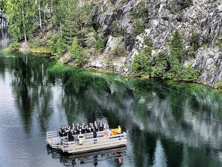 Мужской хор признался в любви Карелии в акватории мраморного каньона Рускеала
