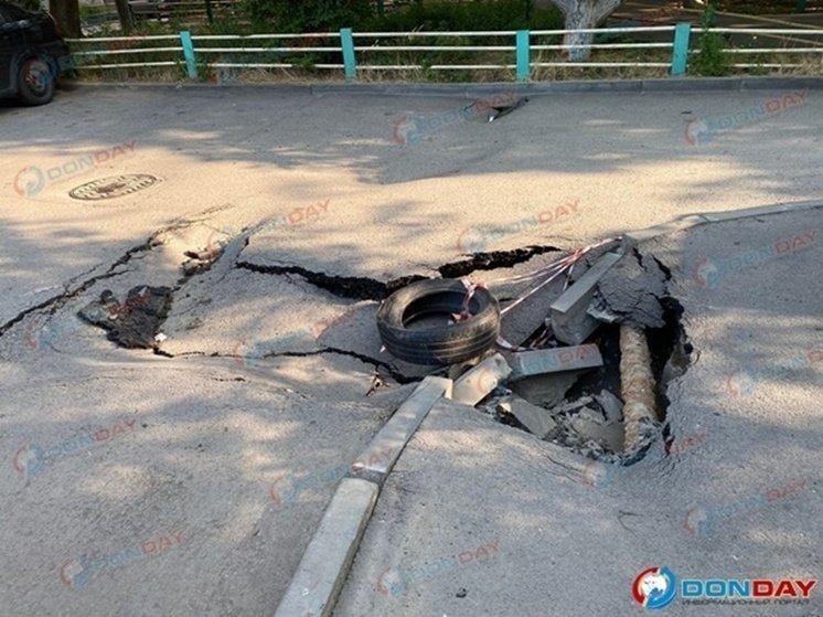 В Ростове провал на проезжей части мешает движению машин