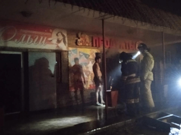 Ночью в Астрахани сгорел магазин