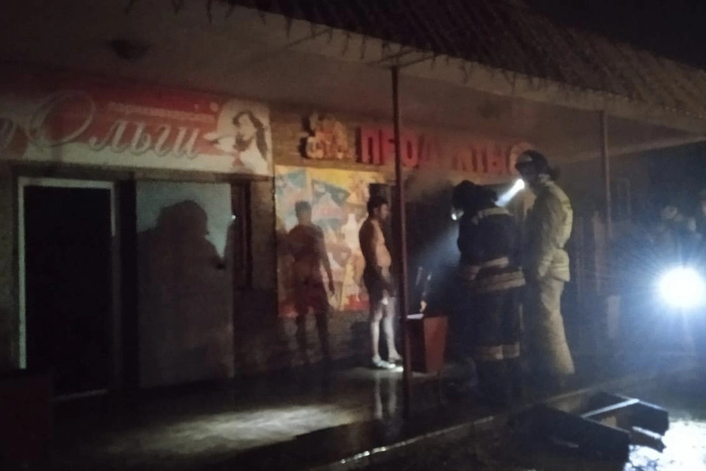 Ночью в Астрахани сгорел магазин