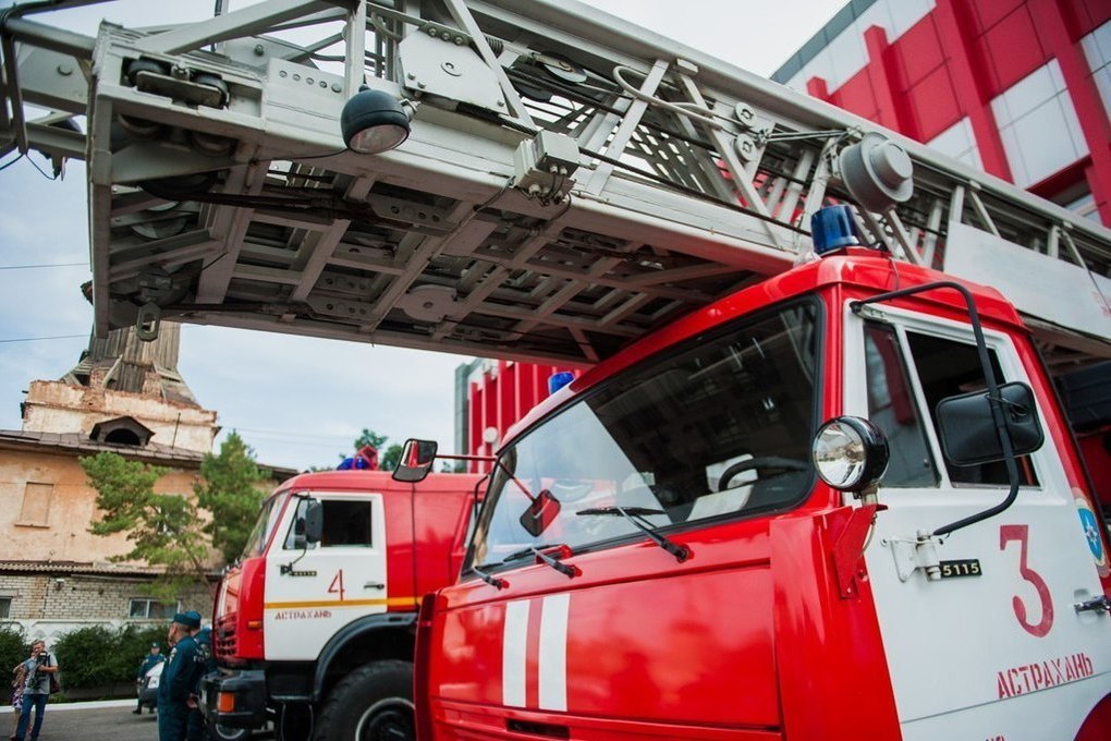 Грузовой автомобиль в Астрахани тушили три пожарные машины