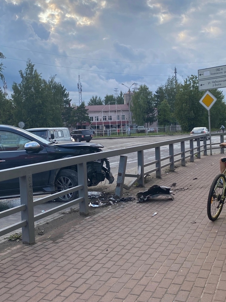 В Конаково Тверской области машина врезалась в забор у «Чикен хаус»