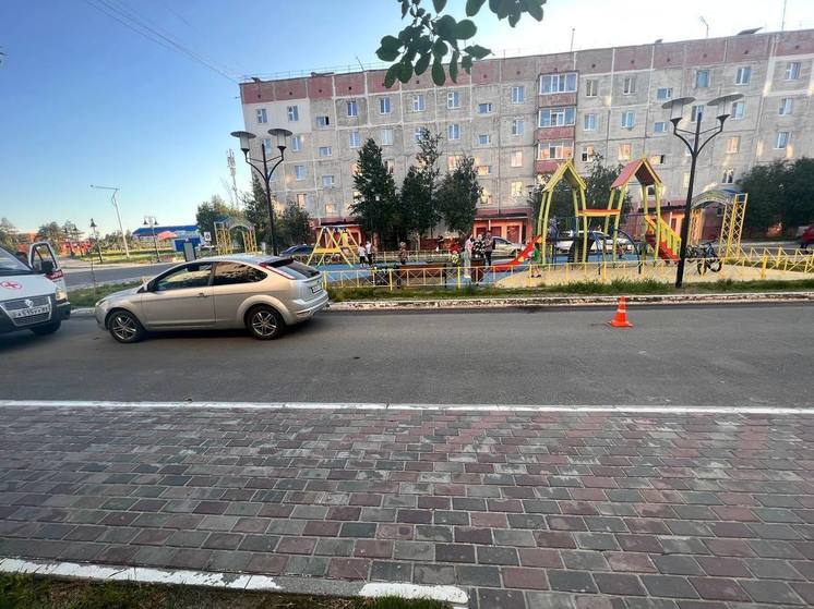 В Муравленко ребенок попал под машину в жилой зоне