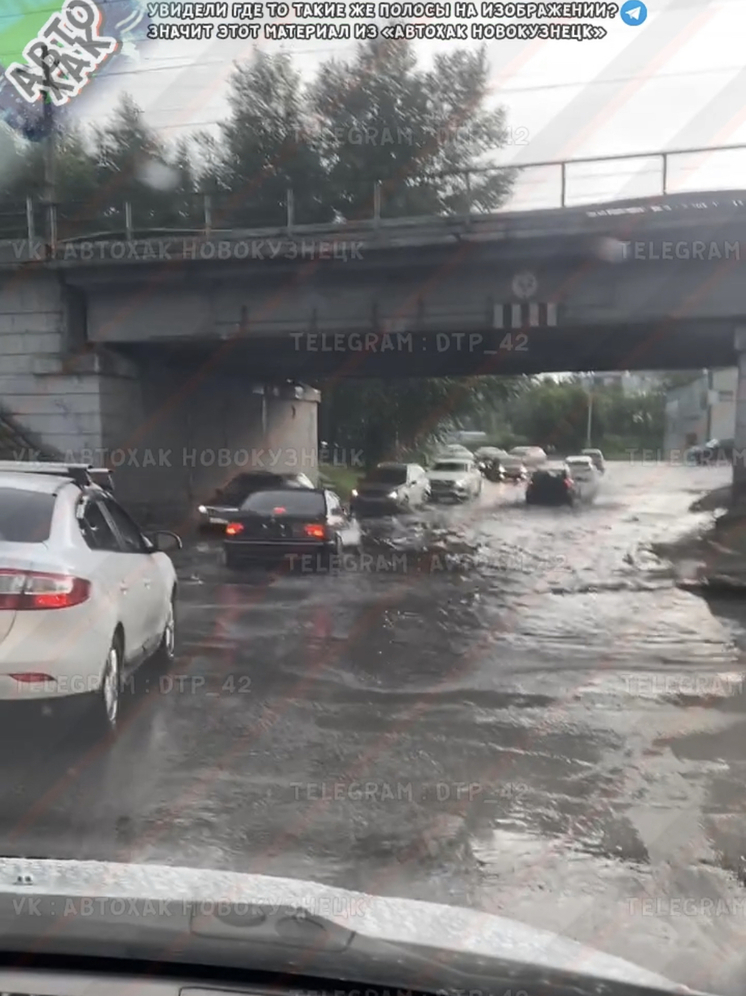 Автомобилисты пожаловались на затопленную дорогу в кузбасском городе