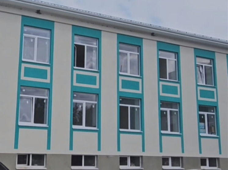 В Белгородской области строители обновляют фасад и кровлю Подолешенской школы