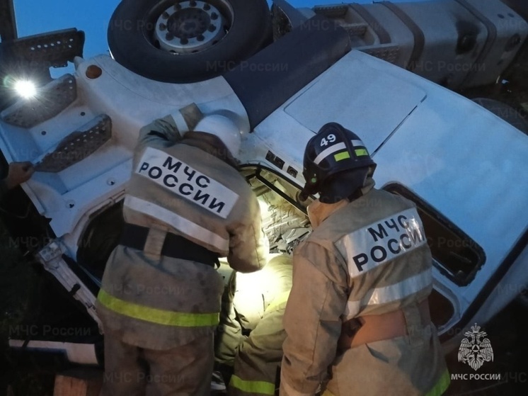В Хиславичском районе грузовой автомобиль перевернулся