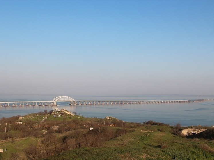 Пробка из Тамани к Крымскому мосту снова достигла тысячи автомобилей