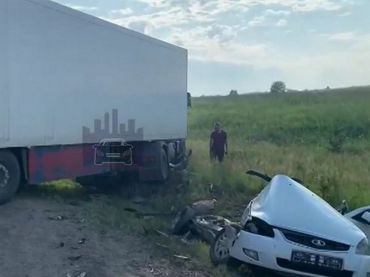 Под Ачинском Красноярского края машину разорвало на 2 части при ДТП